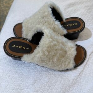 Zara TRF Womens NWOT Cream Furry Slide Sandals Size 11